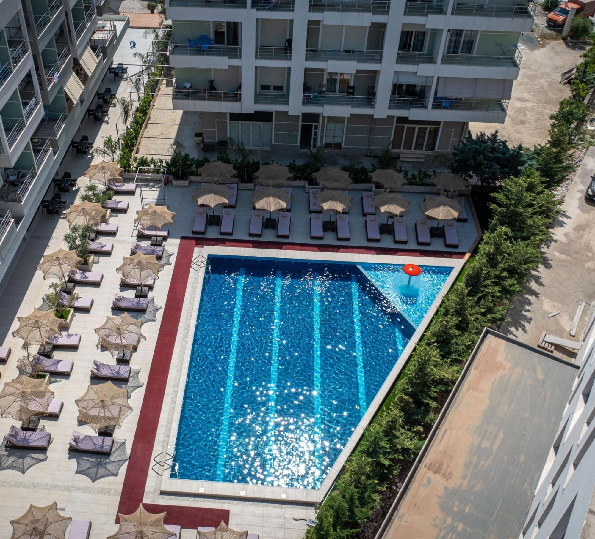 Gest Hotel Radhimë Buitenkant foto