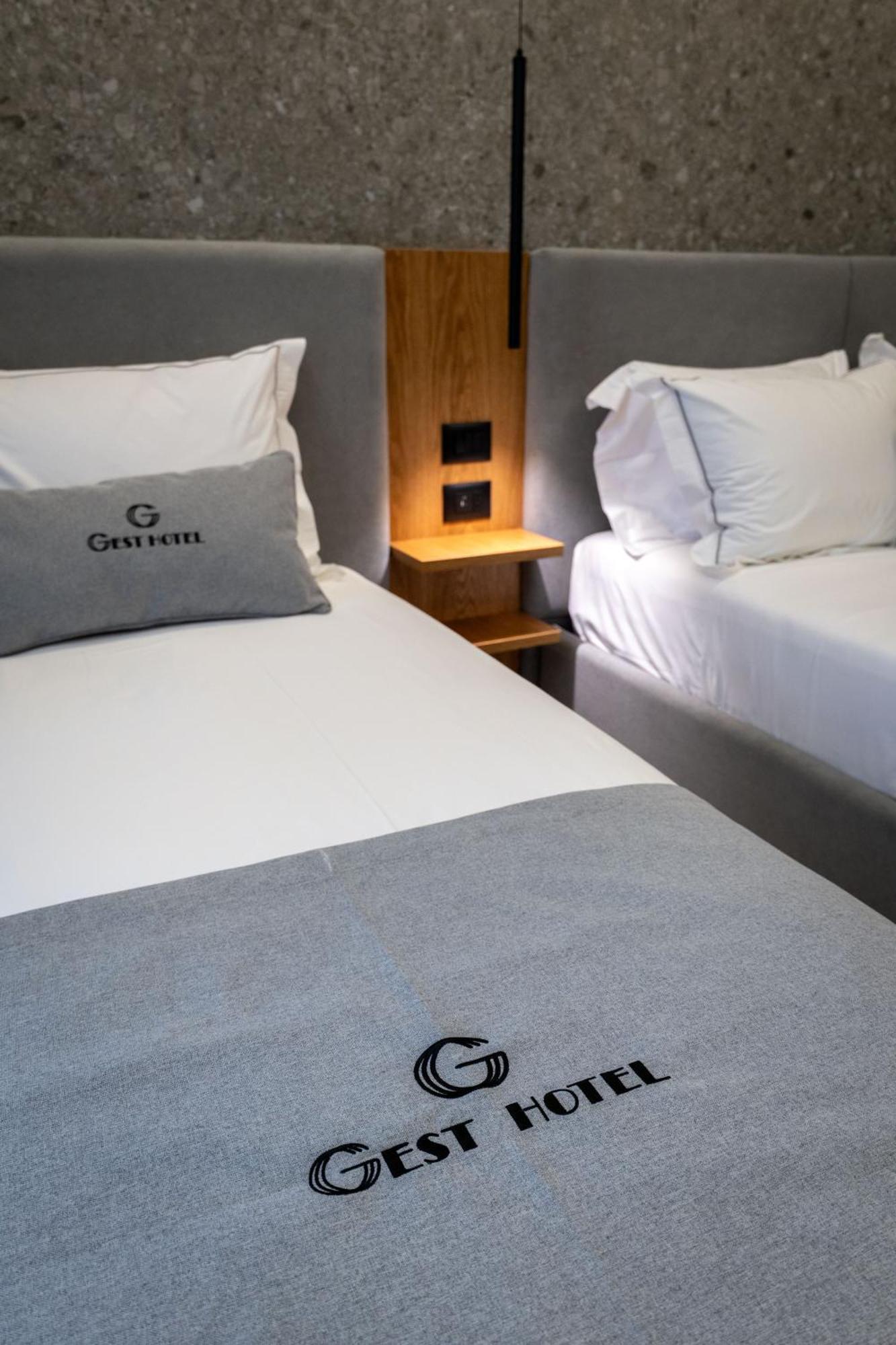 Gest Hotel Radhimë Buitenkant foto