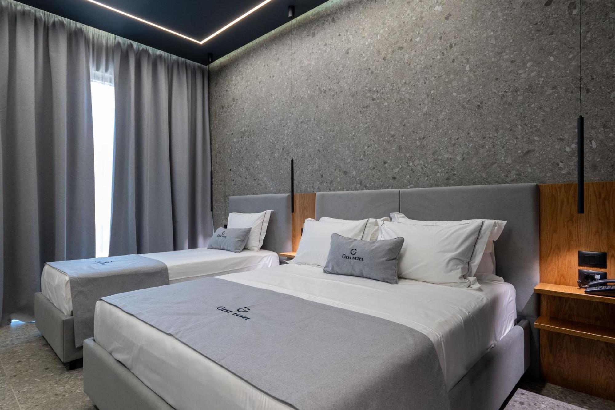 Gest Hotel Radhimë Buitenkant foto
