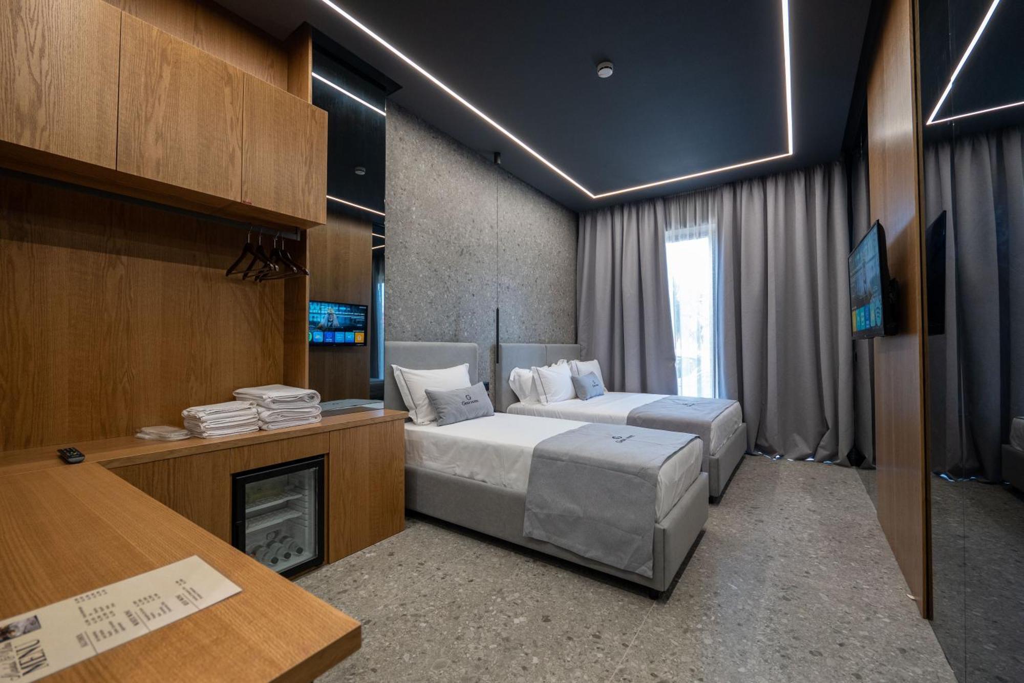 Gest Hotel Radhimë Buitenkant foto