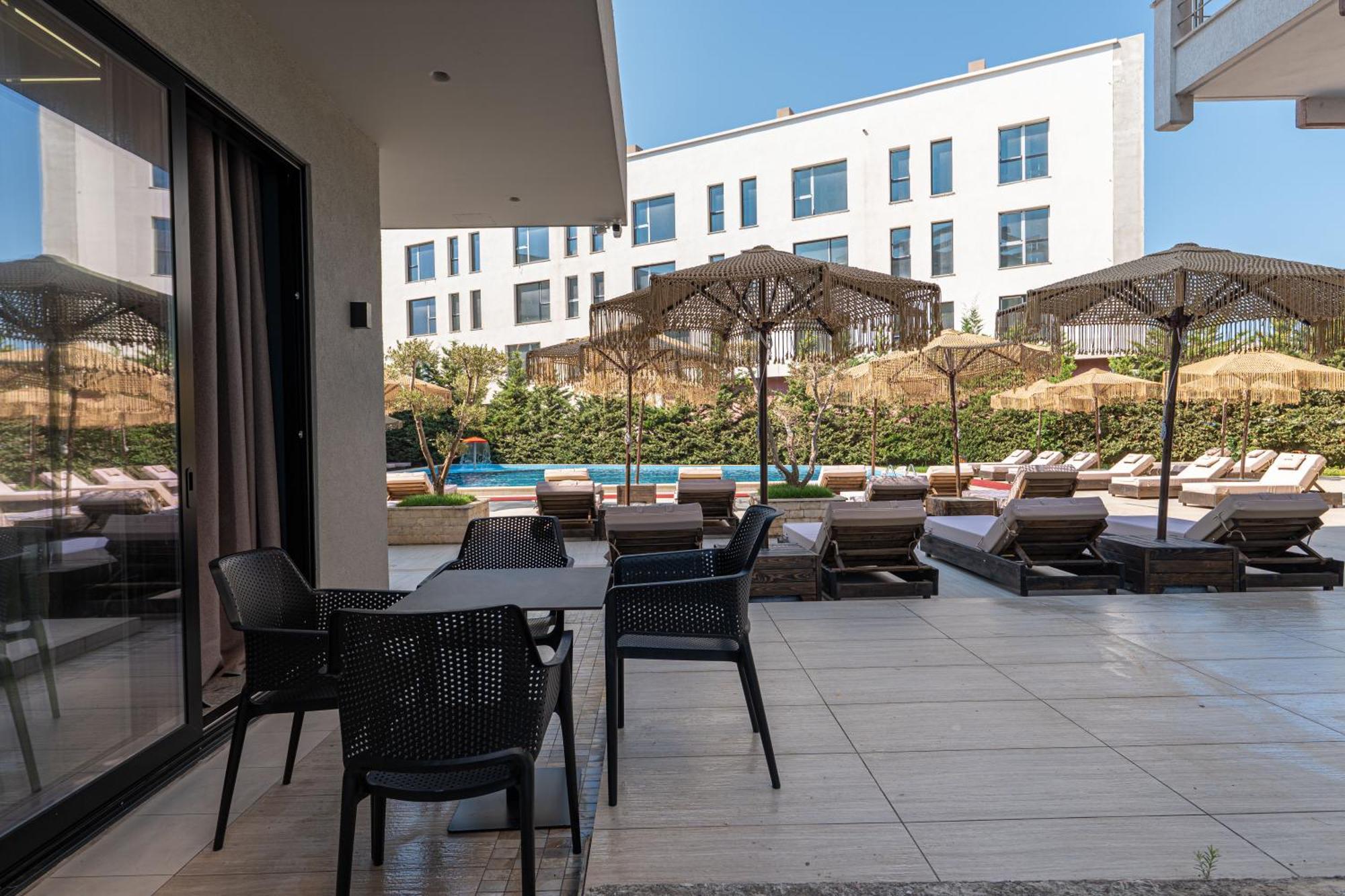 Gest Hotel Radhimë Buitenkant foto