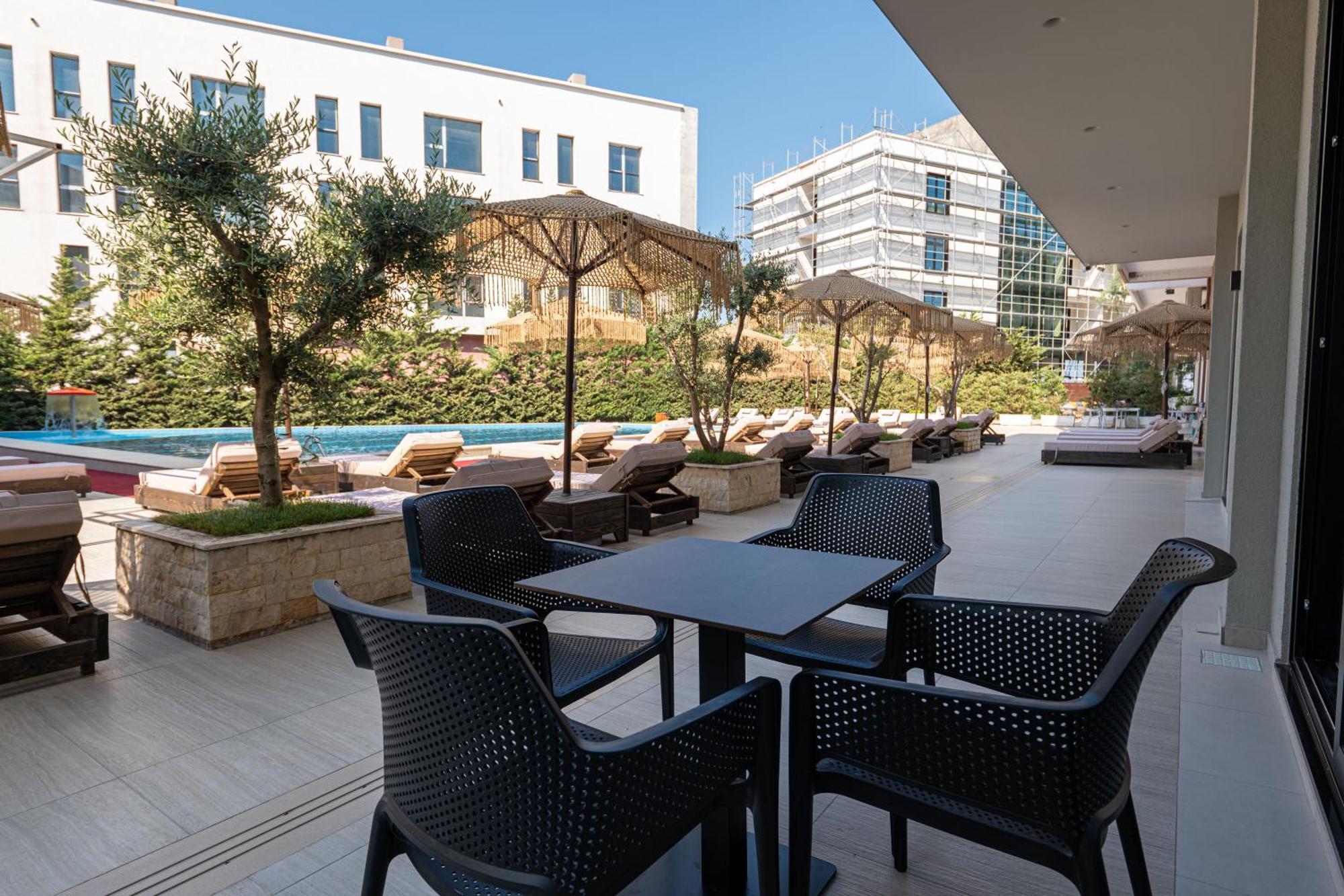 Gest Hotel Radhimë Buitenkant foto