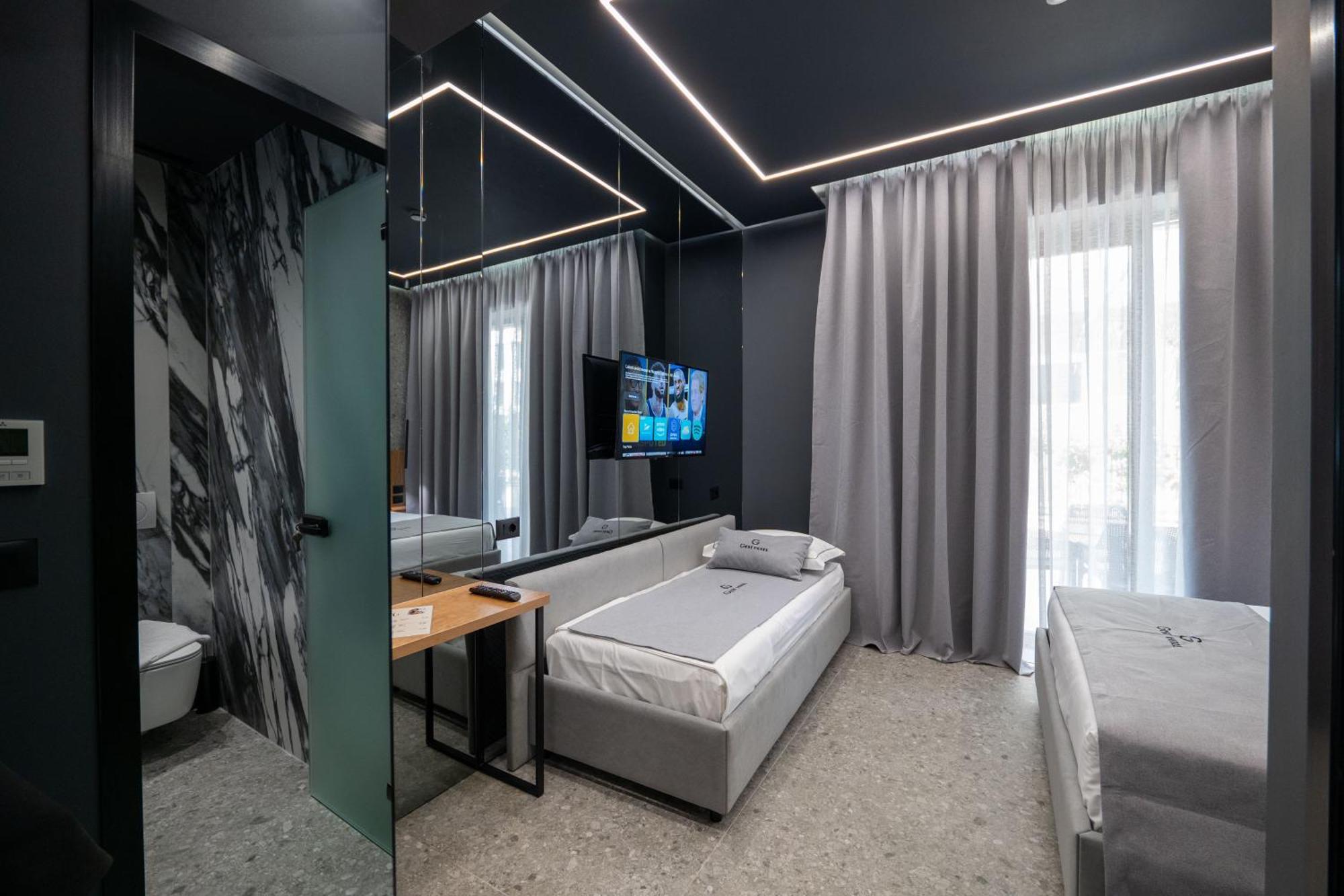 Gest Hotel Radhimë Buitenkant foto