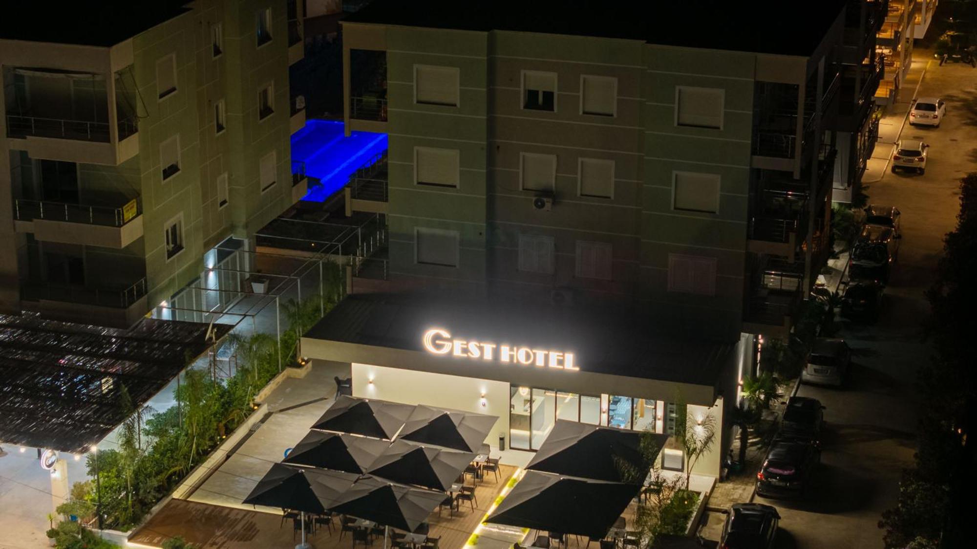 Gest Hotel Radhimë Buitenkant foto