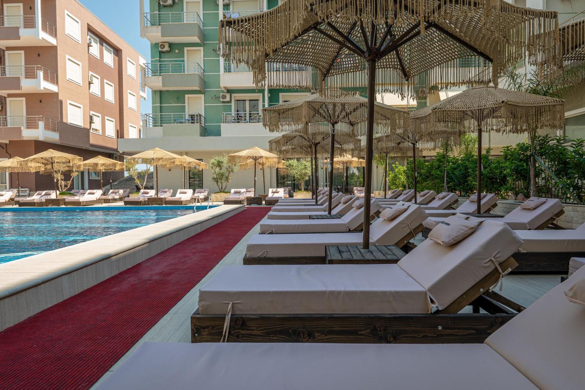 Gest Hotel Radhimë Buitenkant foto