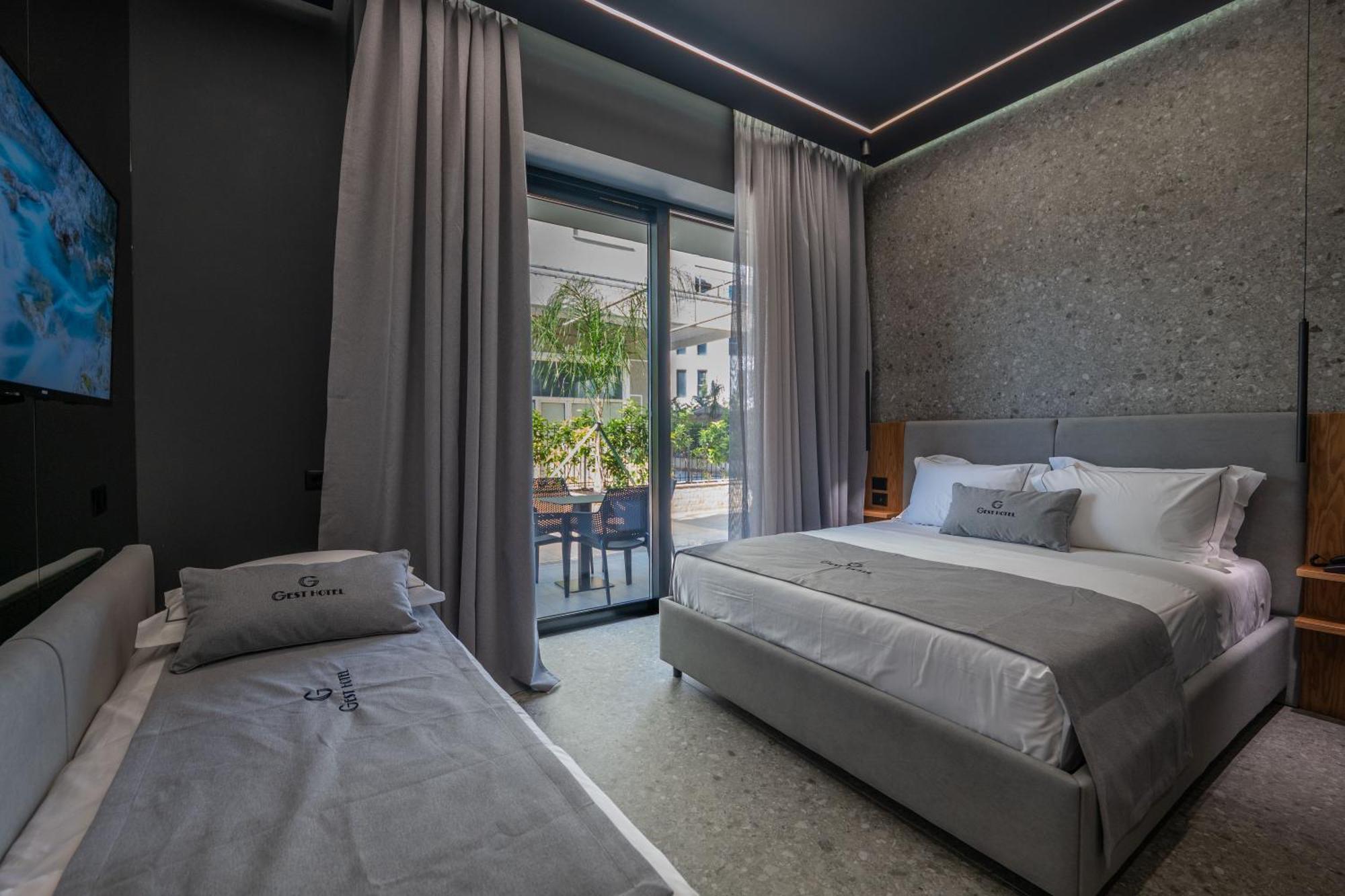 Gest Hotel Radhimë Buitenkant foto
