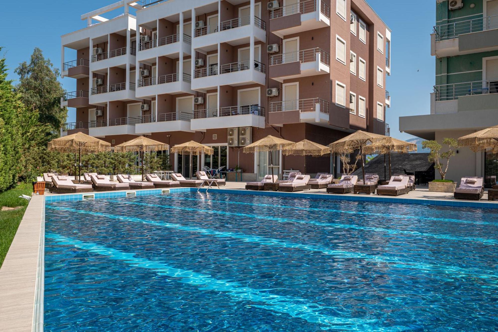 Gest Hotel Radhimë Buitenkant foto