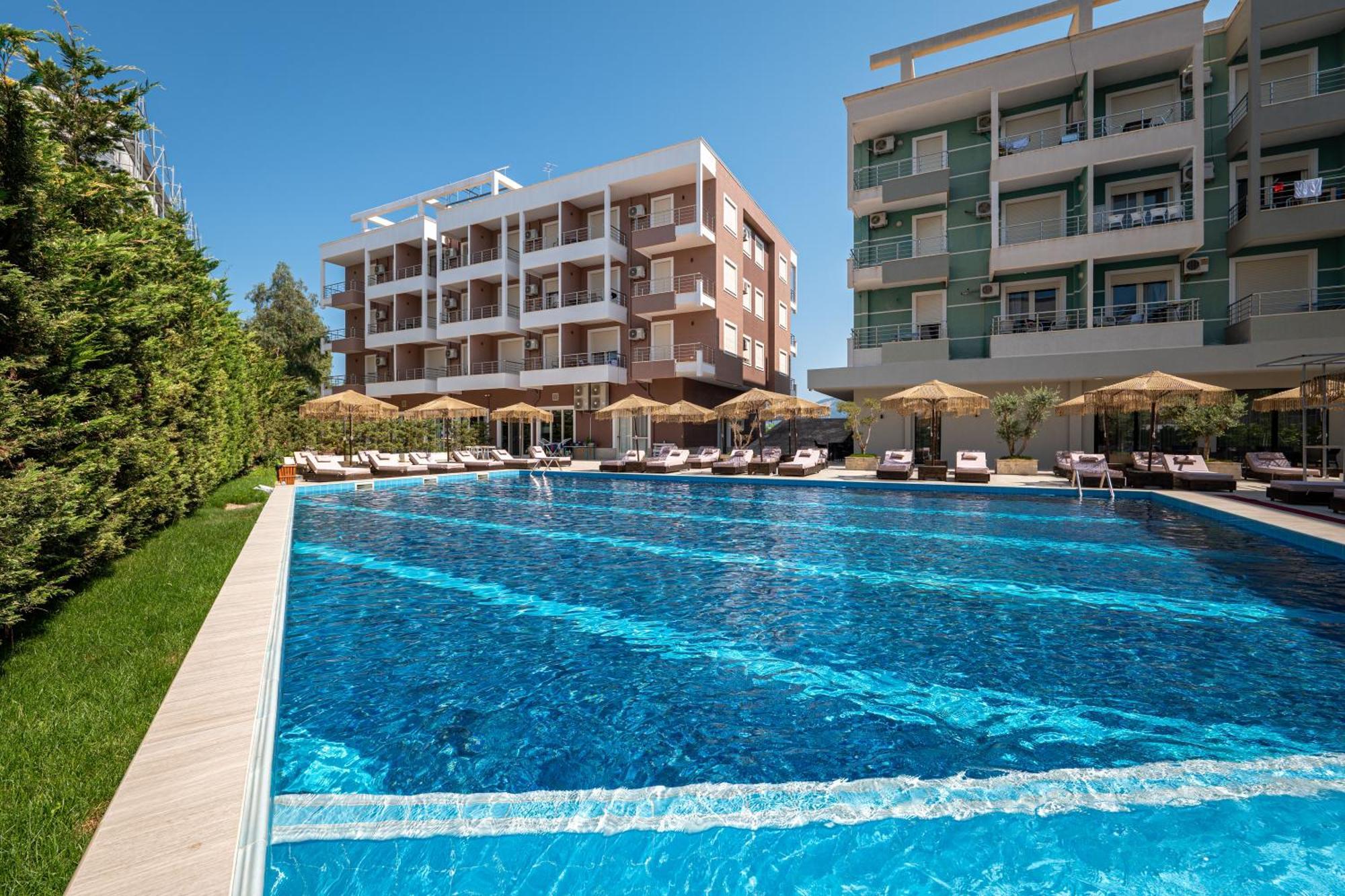 Gest Hotel Radhimë Buitenkant foto